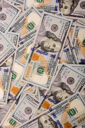 Téléchargez les photos : Billets de banque en dollar américain étalés sur le sol - en image libre de droit