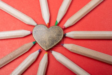 Téléchargez les photos : Coeur disposé avec crayons multicolores affûtés - en image libre de droit