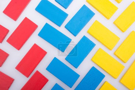Téléchargez les photos : Blocs Domino colorés dans une ligne sur un fond blanc - en image libre de droit