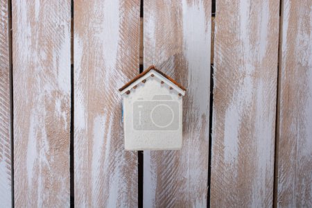 Téléchargez les photos : Petite maison modèle dans la vue - en image libre de droit