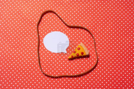 Téléchargez les photos : Pièce de pizza Icône sur papier rouge. Concept de cuisson - en image libre de droit
