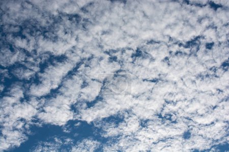 Foto de Nubes blancas están en el fondo del cielo azul - Imagen libre de derechos