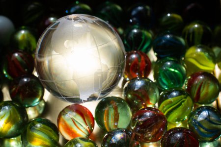 Foto de World globe cystal glass Concepto global de negocios y ecología. - Imagen libre de derechos