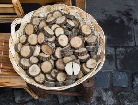 Foto de Pequeño trozo de troncos de madera cortados utilizados para textura de madera de fondo - Imagen libre de derechos