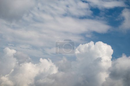 Foto de Nubes oscuras y grises están en el cielo - Imagen libre de derechos