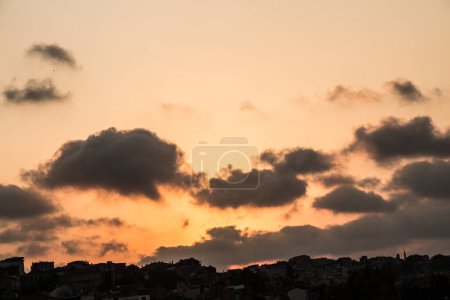 Téléchargez les photos : Ciel nuageux coloré dramatique avec des nuages pittoresques éclairés par le coucher du soleil - en image libre de droit