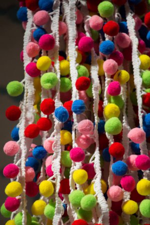 Téléchargez les photos : Ensemble de pompons colorés dans le bazar - en image libre de droit