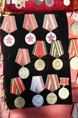 Téléchargez les photos : Médailles d'anciens combattants pour leur travail éparpillées sur une table - en image libre de droit