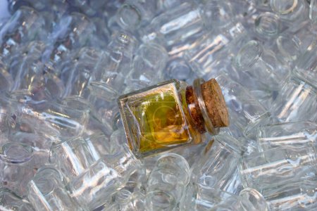 Téléchargez les photos : Ensemble de petites bouteilles transparentes vides dans une boîte - en image libre de droit