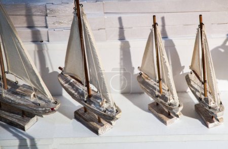 Foto de Set de veleros hechos a mano a la vista - Imagen libre de derechos