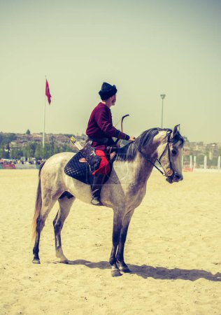Foto de Jinete otomano en su ropa étnica montar a caballo - Imagen libre de derechos
