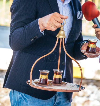 Téléchargez les photos : Le thé turc est servi dans un verre traditionnel - en image libre de droit