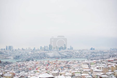 Foto de Una vista de invierno desde la ciudad de Estambul con casas cubiertas de nieve blanca - Imagen libre de derechos