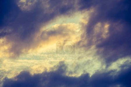 Téléchargez les photos : Les nuages de couleur grise couvrent partiellement le ciel pendant la journée - en image libre de droit