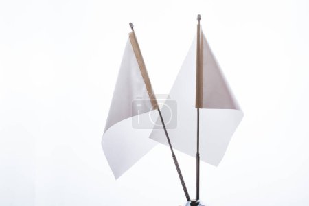 Foto de Dos banderas blancas sobre un fondo blanco en la pantalla - Imagen libre de derechos