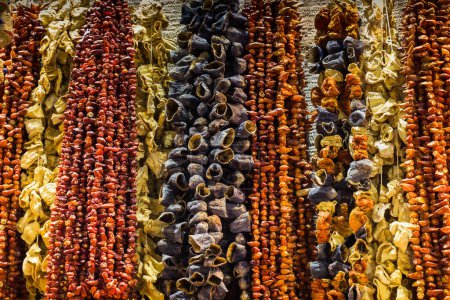 Téléchargez les photos : Aubergines séchées poivrons et légumes suspendus à l'épicerie turque - en image libre de droit