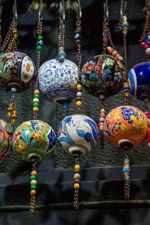 Téléchargez les photos : Boules en céramique turques colorées comme souvenirs au marché de rue - en image libre de droit