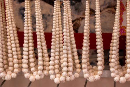 Téléchargez les photos : Collier artisanal. Chaîne de perles en différentes couleurs. Colliers de perles colorées. - en image libre de droit