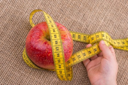 Concept santé et alimentation avec pomme avec ruban à mesurer