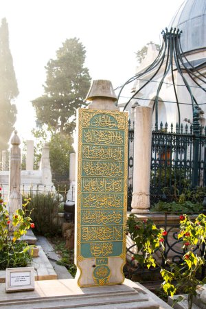 Arte en piedra de la tumba otomana en el cementerio
