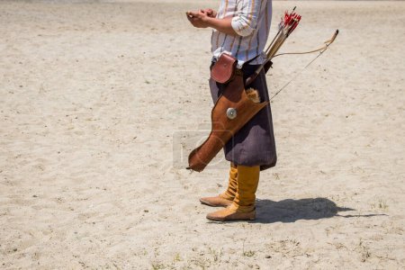 Téléchargez les photos : Hommes et cavaliers turcs exemples de vêtements ethniques - en image libre de droit