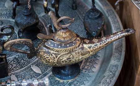 Foto de Lámpara Aladdin de deseos en metal con motivos a la vista - Imagen libre de derechos