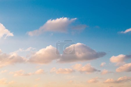 Foto de Nubes de color gris cubren parcialmente el cielo durante el día - Imagen libre de derechos