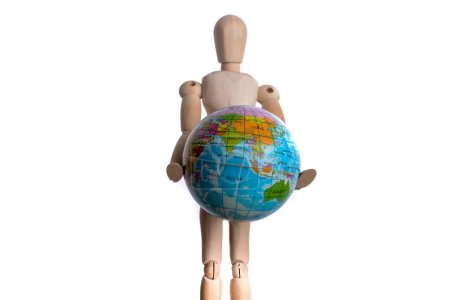 Téléchargez les photos : Homme en bois tenant un globe sur un fond blanc - en image libre de droit