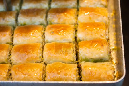 Téléchargez les photos : Dessert traditionnel turc Baklava en plateau d'Istanbul Turquie - en image libre de droit