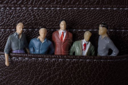 Foto de Pequeña figura de grupo de hombres modelo en miniatura en bolsillos - Imagen libre de derechos