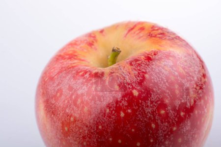 Téléchargez les photos : Pomme rouge à pois en vue rapprochée - en image libre de droit