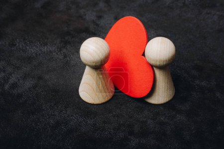Téléchargez les photos : Coeur rouge en forme de couleur noire pour carte d'amour et concept de Saint Valentin - en image libre de droit