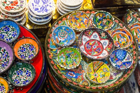 Téléchargez les photos : Plaques céramiques turques traditionnelles en bazar - en image libre de droit