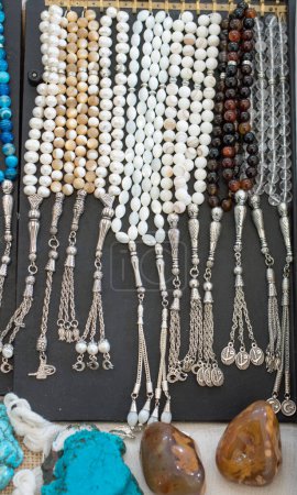 Ensemble de perles de prière de différentes couleurs et pierres semi-précieuses
