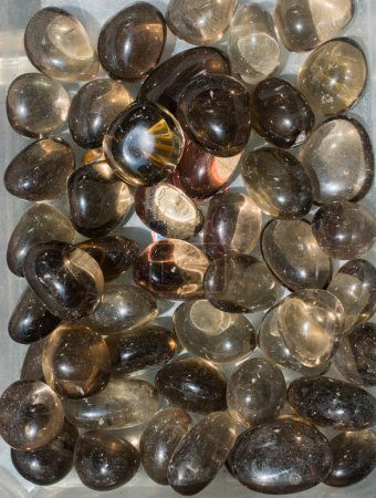espécimen de roca mineral natural cuarzo ahumado
