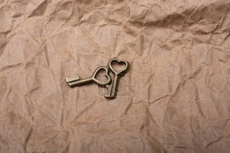 Téléchargez les photos : Paire de clés avec icône en forme de coeur comme icône d'amour et concept de romance - en image libre de droit