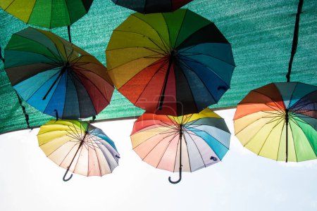 Foto de Colgante colorido paraguas urbano calle decoración bajo el cielo - Imagen libre de derechos
