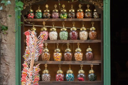Téléchargez les photos : Pots avec différents bonbons délicieux colorés - en image libre de droit