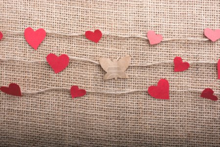 Concept Love avec des papiers en forme de coeur sur des fils de lin