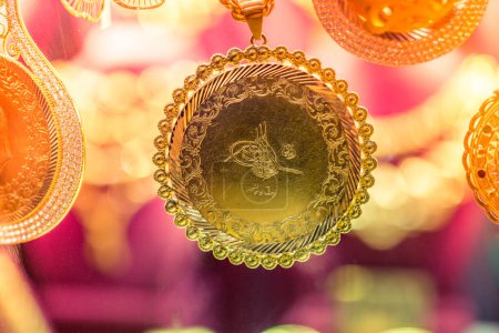 Téléchargez les photos : Pièces d'or turques traditionnelles dans le style ottoman - en image libre de droit