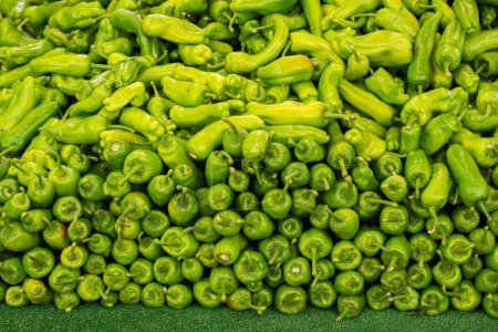 Foto de Un montón de pimientos verdes que se encuentran como fondo alimentario - Imagen libre de derechos