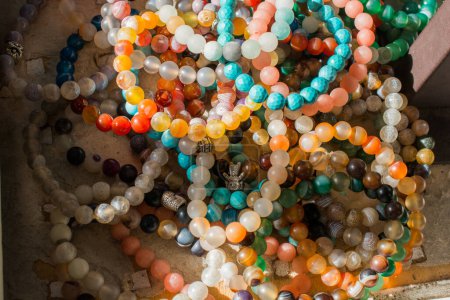 Belles perles colorées de bracelet de différents types et couleurs