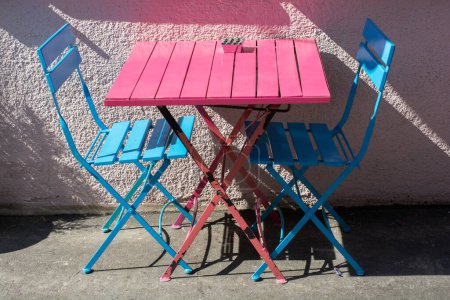 Téléchargez les photos : Belles tables et chaises vides dans la rue verrouillée de la ville, quarantaine de coronavirus. - en image libre de droit