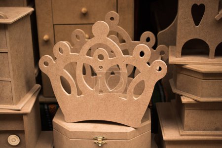 Téléchargez les photos : Modèle couronne en bois en vue - en image libre de droit