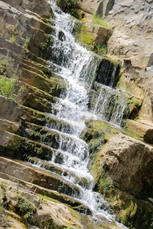 Téléchargez les photos : Belle petite cascade dans la forêt comme fond de la nature - en image libre de droit