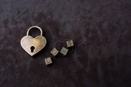 Téléchargez les photos : Cadenas en forme d'amour, libellé clé et amour sur fond noir - en image libre de droit