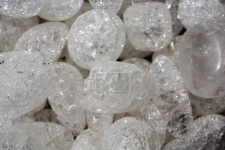 Téléchargez les photos : Pierre gemme cristallisée de quartz (cristal de roche) comme spécimen de roche minérale naturelle - en image libre de droit