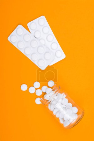 Téléchargez les photos : Pilule blanche et flacon en verre. Industrie pharmaceutique. Pharmacie. - en image libre de droit