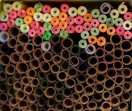 Foto de Decenas de rollos de papel de colores en la vista - Imagen libre de derechos