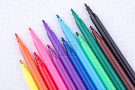 Foto de Bolígrafos coloridos de fieltro en un cuaderno - Imagen libre de derechos